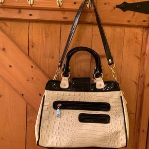 This is a beautiful classic bag! $$ALE‼️Women’s black and white satchel bag.